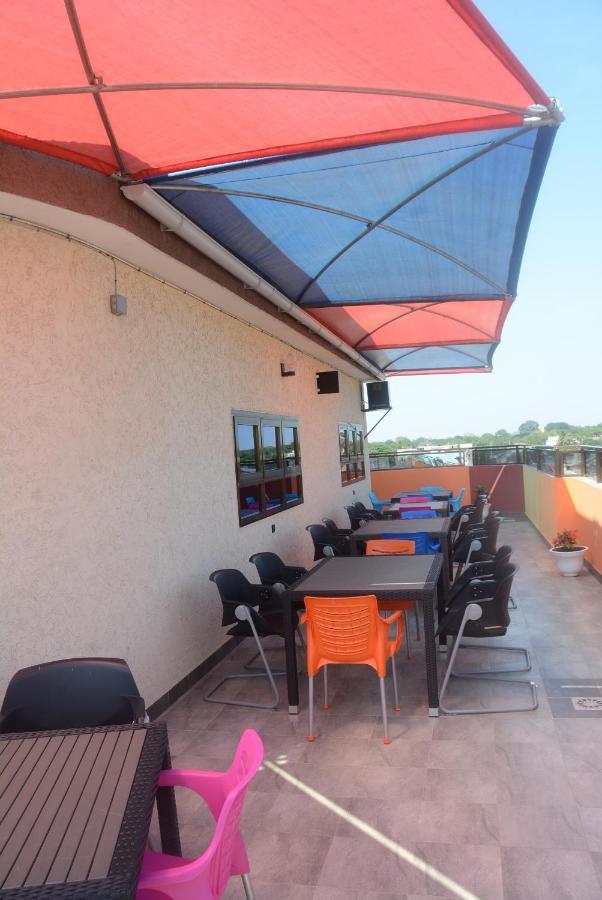 Royal Blue Guest House & Bar لومي المظهر الخارجي الصورة