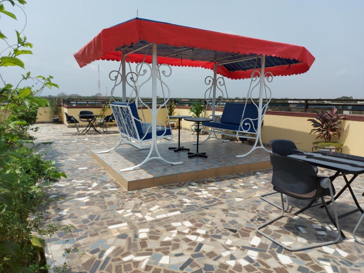 Royal Blue Guest House & Bar لومي المظهر الخارجي الصورة
