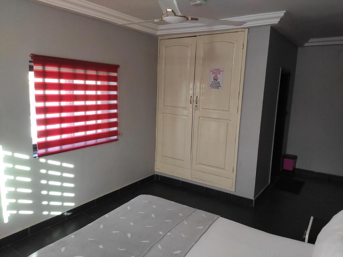 Royal Blue Guest House & Bar لومي المظهر الخارجي الصورة