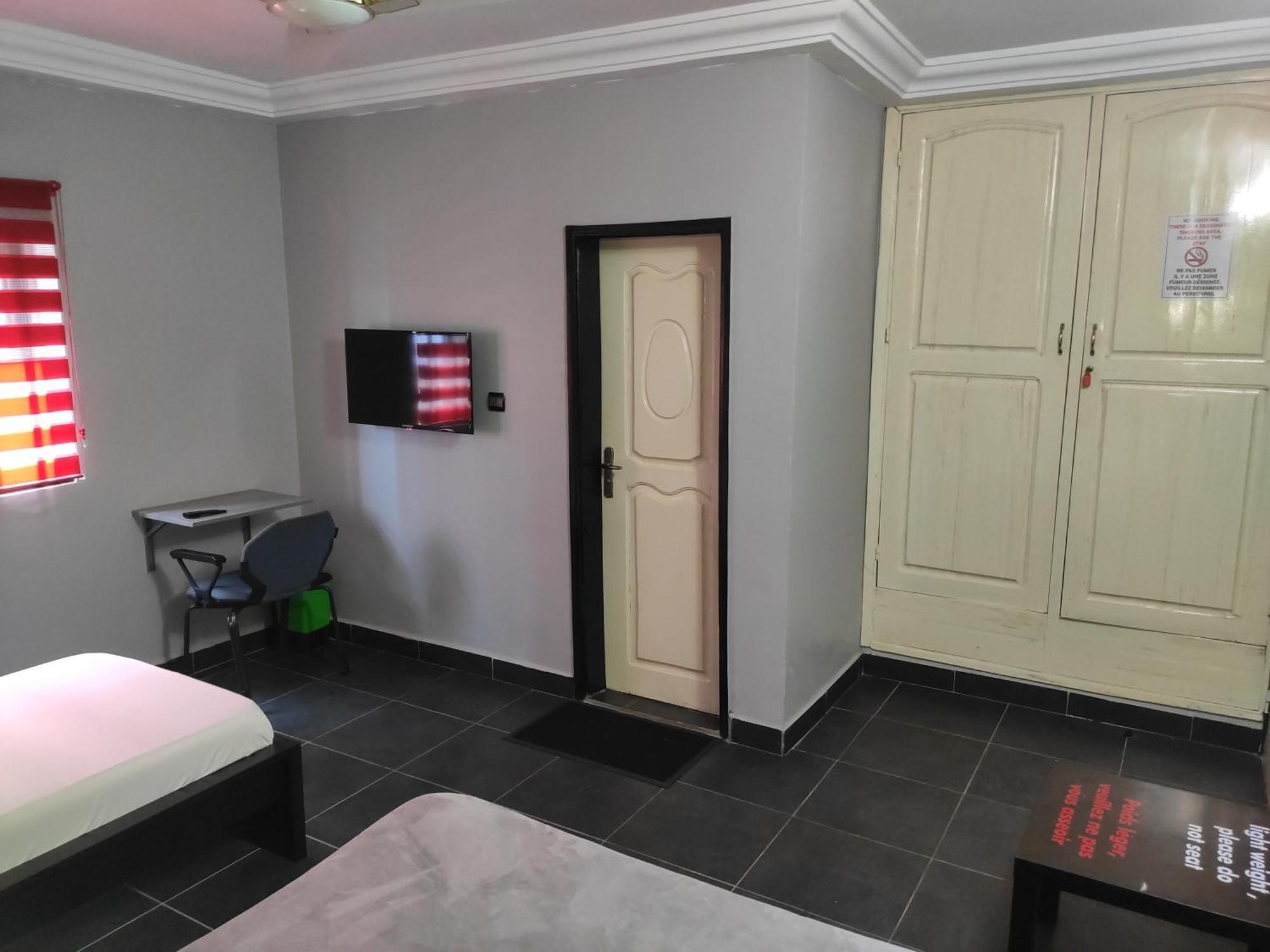 Royal Blue Guest House & Bar لومي المظهر الخارجي الصورة