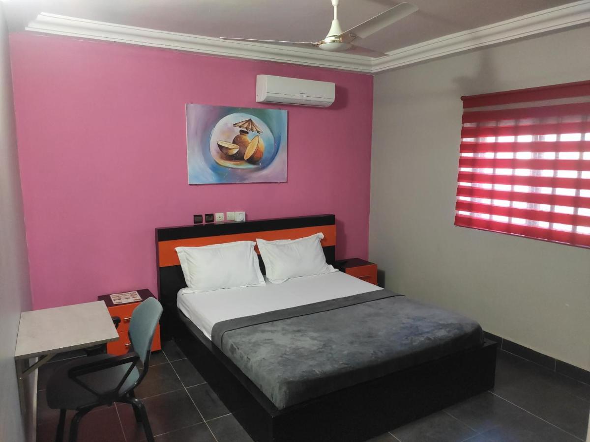 Royal Blue Guest House & Bar لومي المظهر الخارجي الصورة